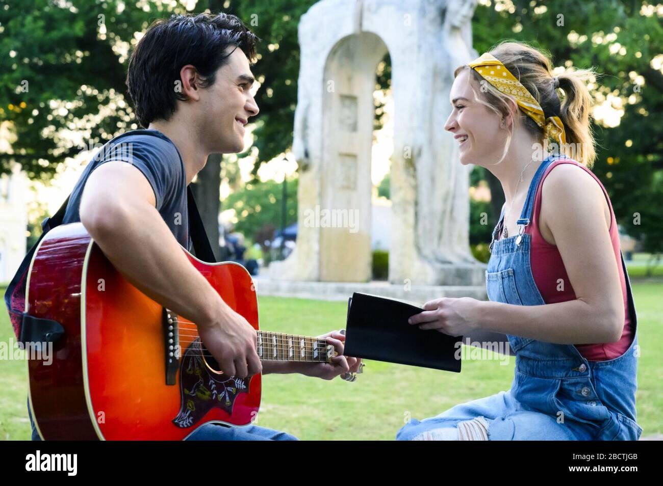 Credo ancora che sia un film americano 2020 Christian romantico dramma diretto dai fratelli Erwin e con la partecipazione di KJ Apa, Britt Robertson, Shania Twain, Melissa Roxburgh e Gary Sinise. È basato sulla vita del cantante-compositore americano contemporaneo di musica cristiana Jeremy Camp e della sua prima moglie, Melissa Lynn Henning-Camp, che è stato diagnosticato con cancro ovarico poco prima che si sposassero. Questa fotografia è solo per uso editoriale ed è il copyright della società cinematografica e/o del fotografo assegnato dalla società di produzione o film e può essere riprodotto solo da pubblicazioni in collaborazione Foto Stock