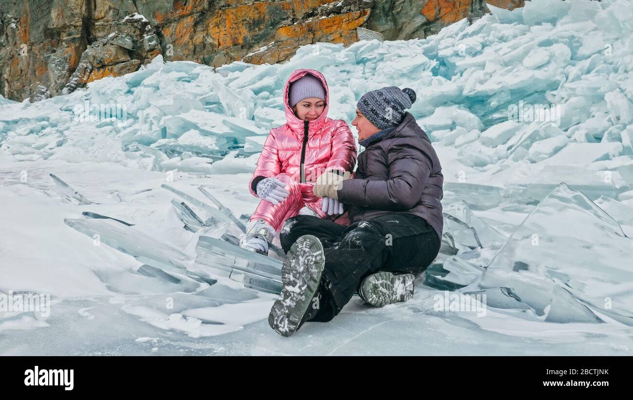 La coppia si diverte durante la passeggiata invernale sullo sfondo del ghiaccio di F. Foto Stock