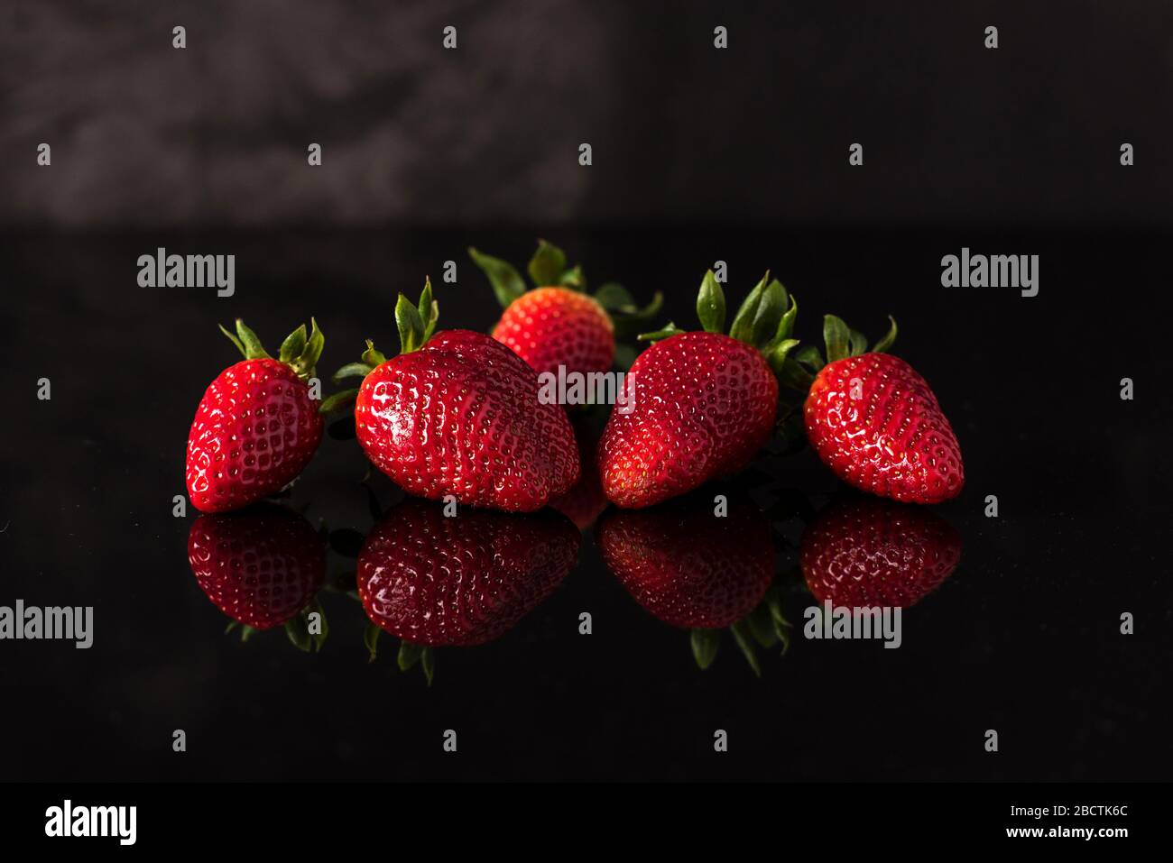 Fragole su sfondo nero. Foto Stock