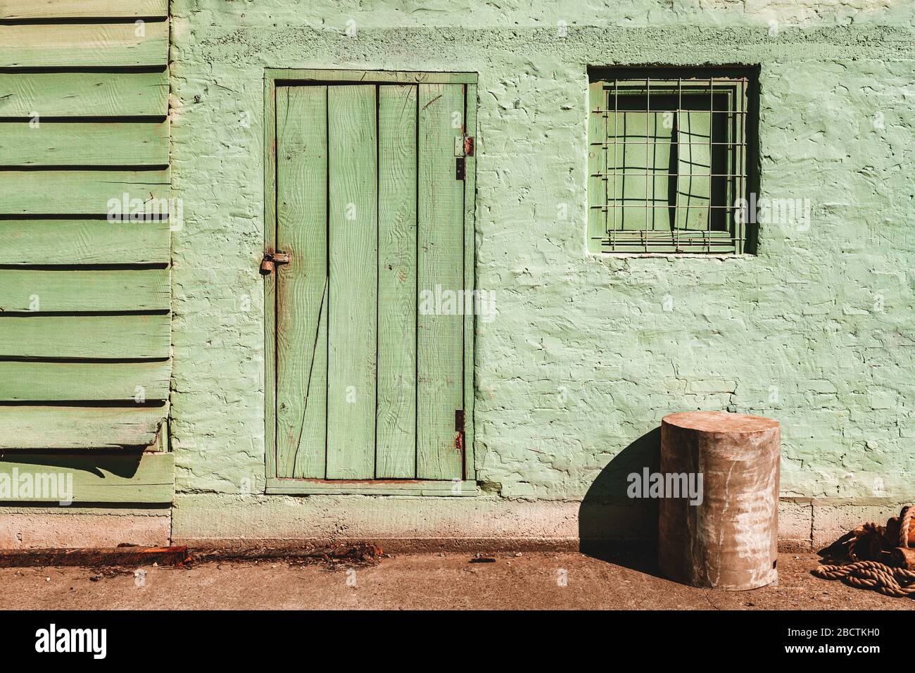 Vecchio capannone con pareti in mattoni dipinti in verde pallido, esempio di architettura in marines nella regione del Danubio Foto Stock