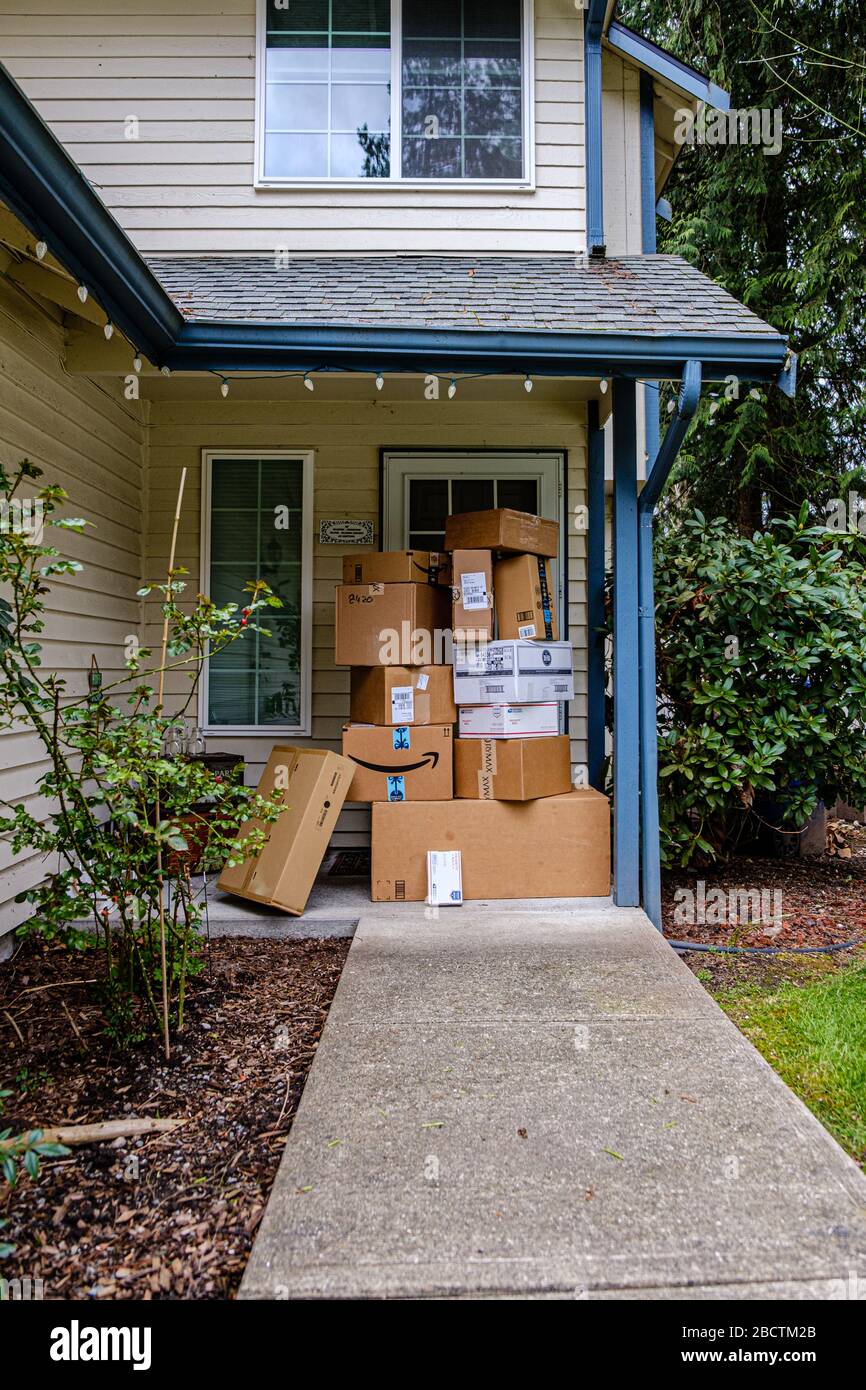 Una pila di consegne in una porta di fronte, Seattle, WA, USA Foto Stock