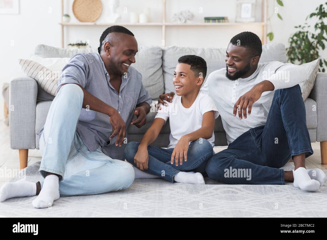 Famiglia maschile. Nonno, Padre e Figlio che riposano a casa Foto Stock