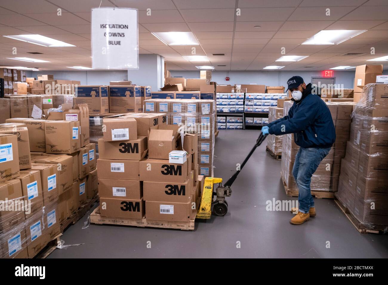 I respiratori critici N-95 arrivano al Bellevue Hospital, dove la logistica FEMA e il personale ospedaliero aiutano a scaricare la consegna il 3 aprile 2020 a New York City, New York. Foto Stock