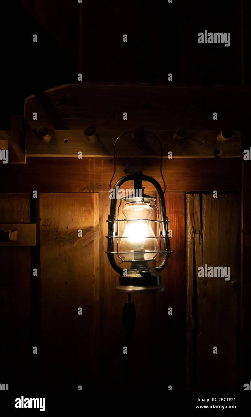 Droitwich Spa, Worcester, England, Regno Unito, 02/10/2019, Ghost Tours, lo scheletro tenendo accesa una lampada a petrolio contro una struttura in legno di notte. Hallo Foto Stock
