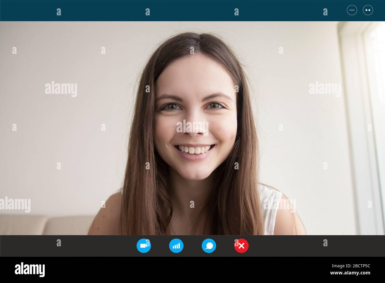 Giovane donna guarda webcam comunicare con il ragazzo da videocall Foto Stock