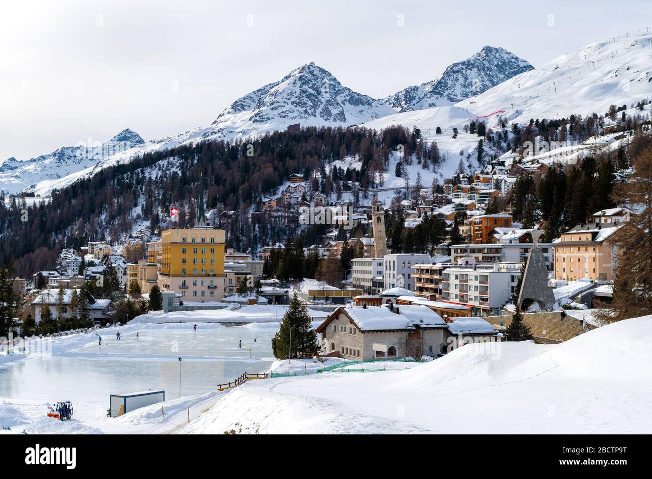 Paesaggio urbano della destinazione turistica St. Moritz (Svizzera) nelle Alpi svizzere Foto Stock