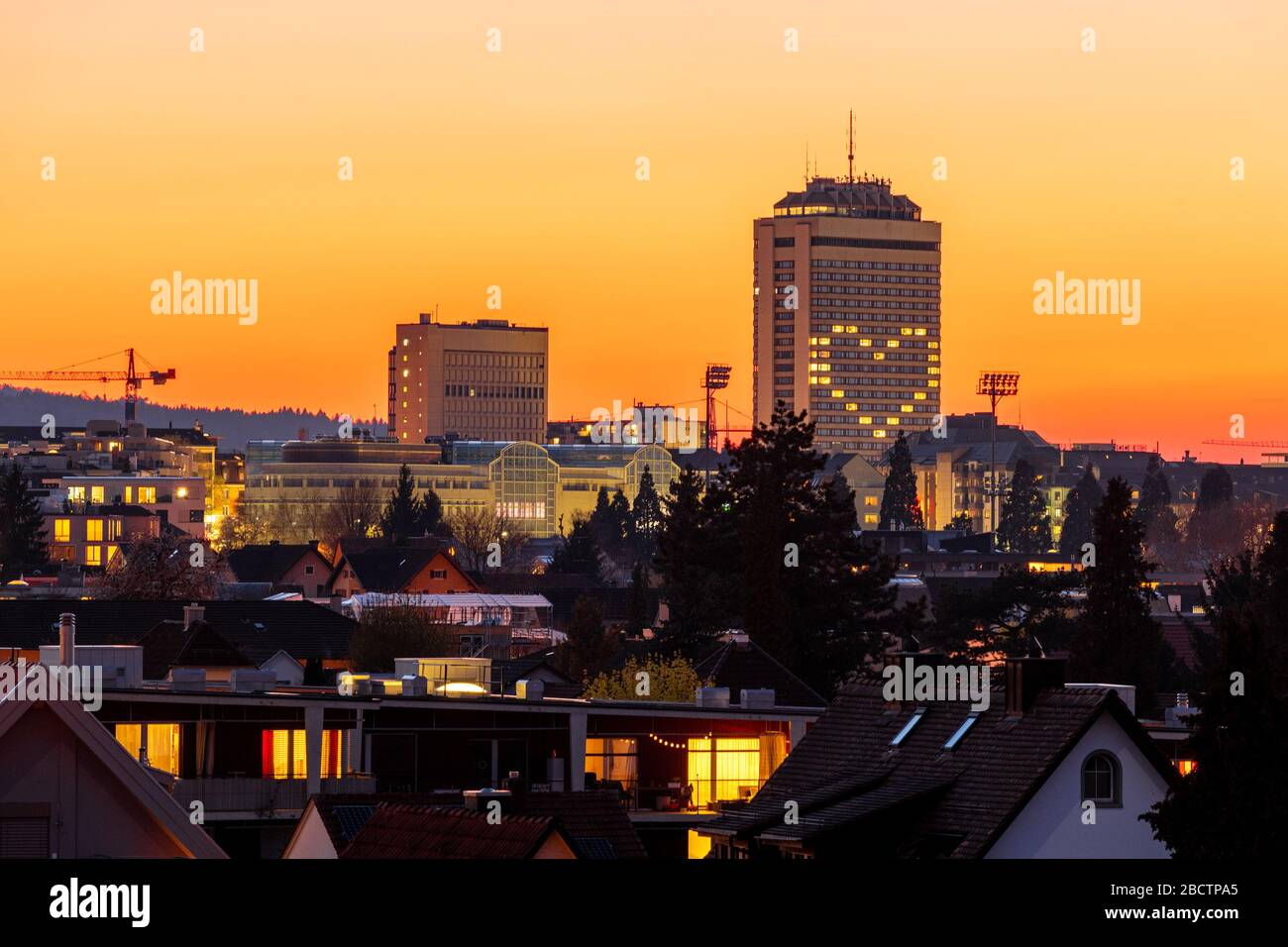 Forma del cuore in un edificio dell'hotel a Zurigo (Svizzera), di fronte a un tramonto Foto Stock