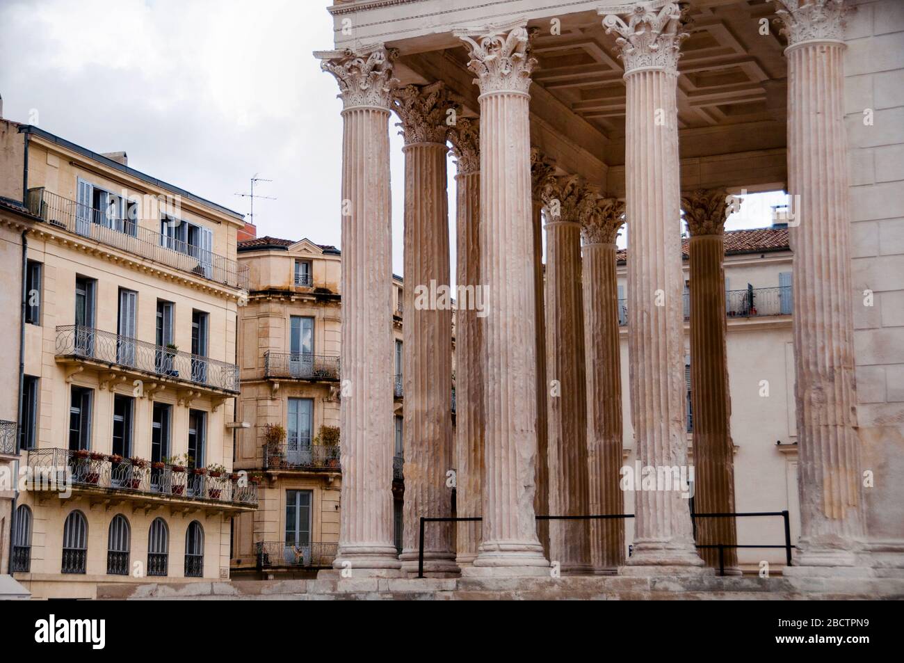 Maison Carée a Nîmes, monumenti francesi romani e un perfetto esempio di architettura vitruviana. Foto Stock