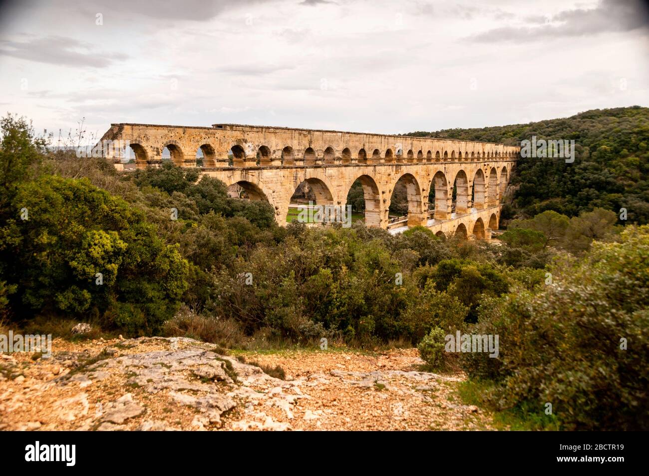 Pont du Gard enorme acquedotto romano a tre livelli nel sud della Francia, costruito per portare acqua alla città di Nîmes. Foto Stock