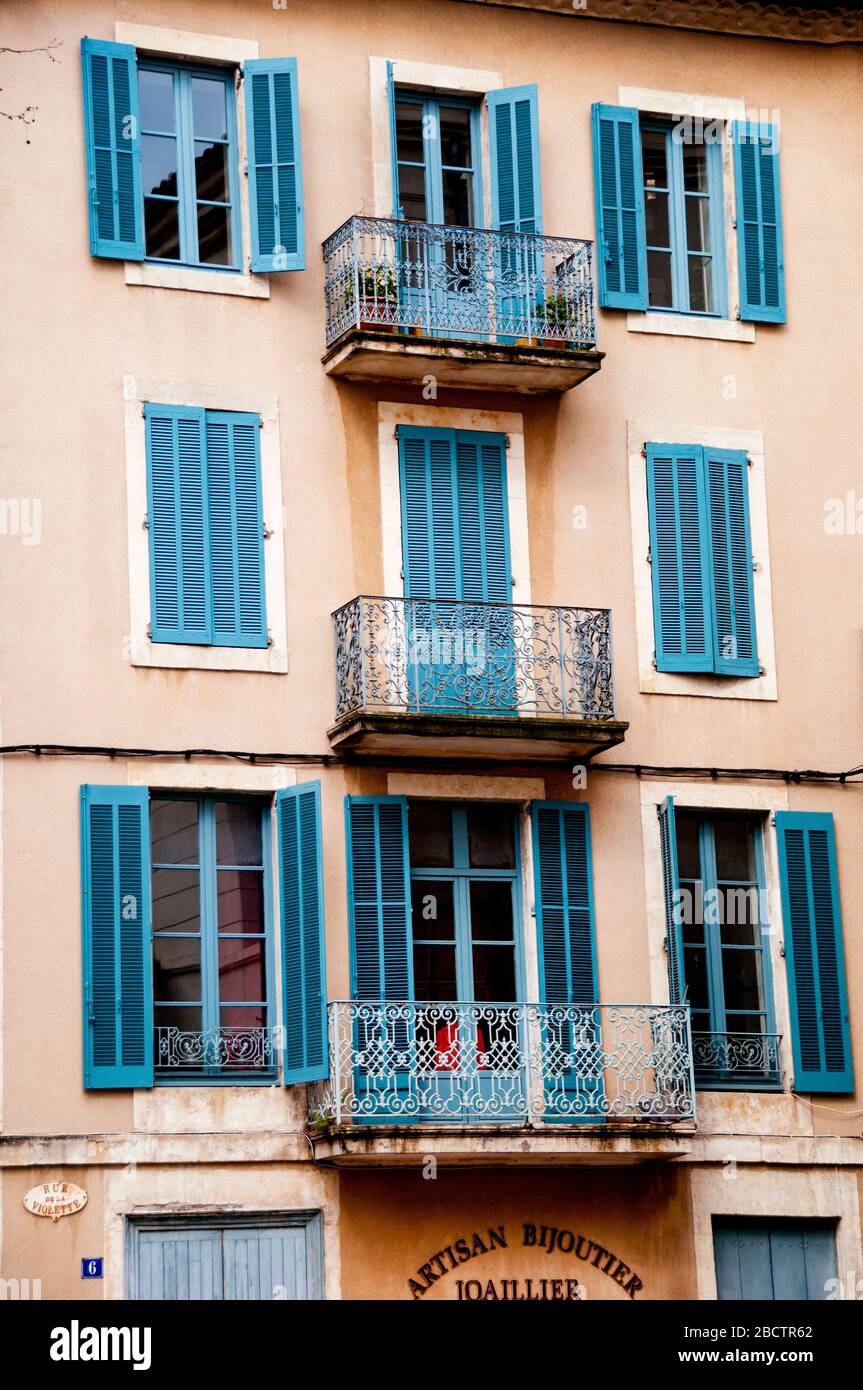 Blu francese o Bleu de France su persiane e balconi in ferro battuto a Nîmes. Foto Stock