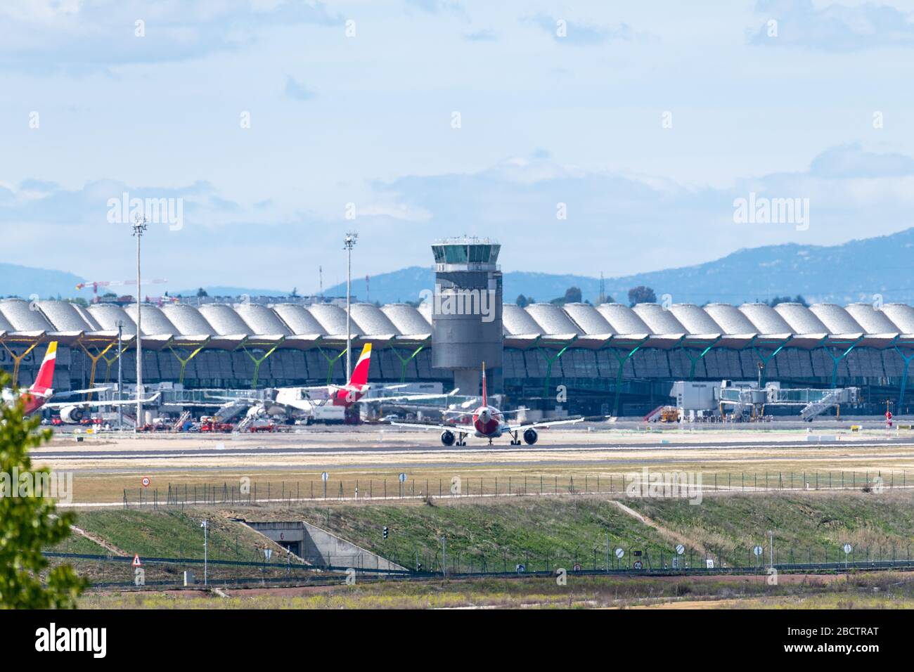 MADRID, SPAGNA - 14 APRILE 2019: L'aereo Iberia Airlines Airbus A320 atterra all'aeroporto internazionale di Madrid-Barajas Adolfo Suarez. Foto Stock