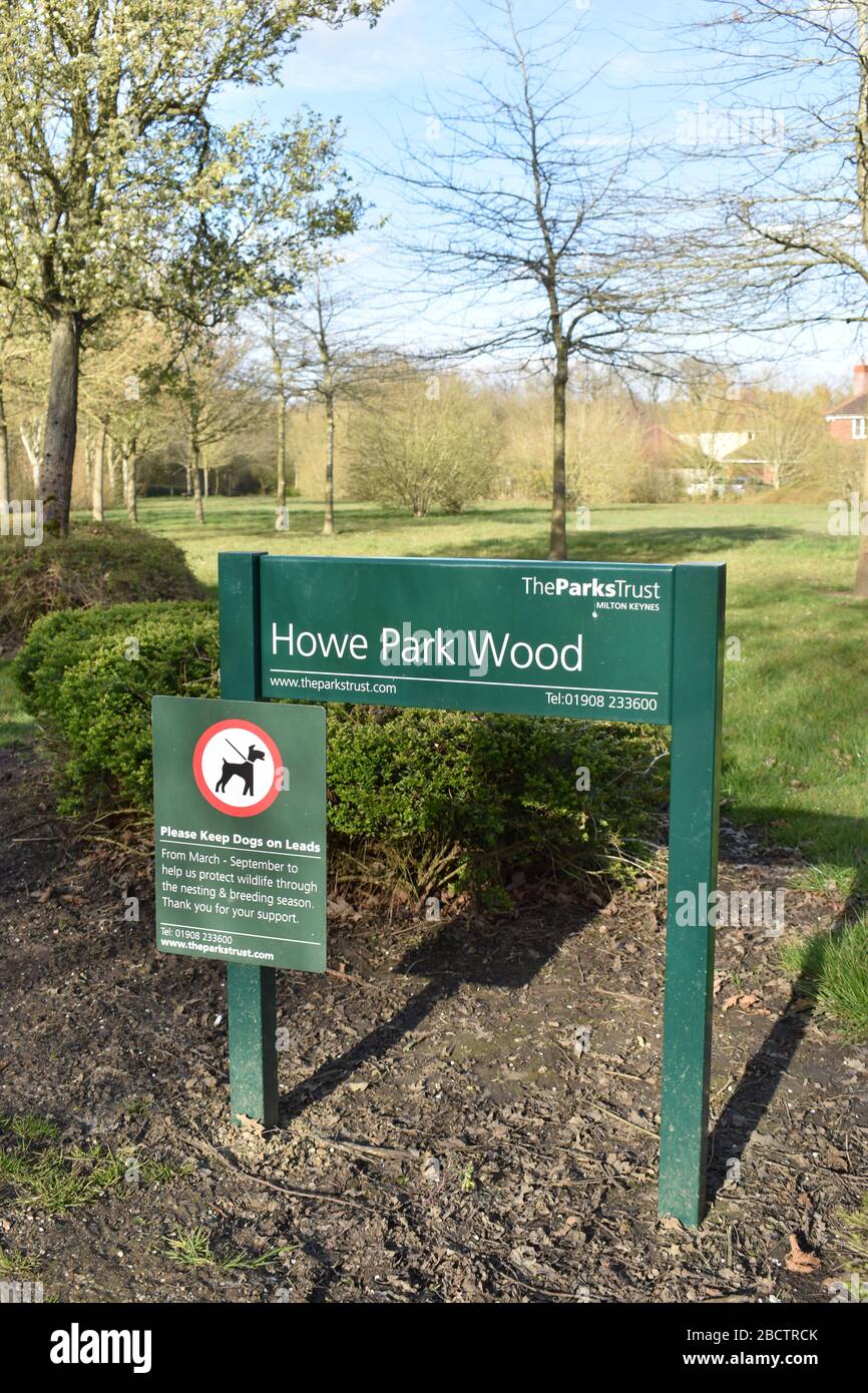 Firma post per Howe Park Wood a Milton Keynes con un avviso aggiunto sulla conservazione dei cani in piombo. Foto Stock