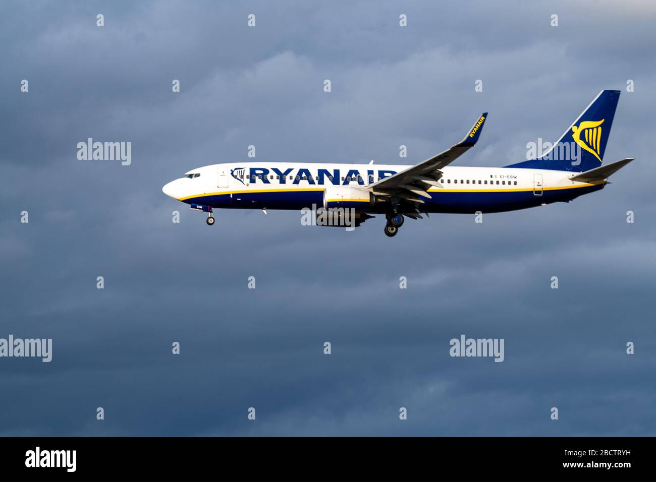 MADRID, SPAGNA - 17 MAGGIO 2019: Ryanair Boeing 737 NG / Max aereo passeggeri pronto a atterrare all'Aeroporto Internazionale Adolfo Suarez Madrid-Barajas, su un cl Foto Stock