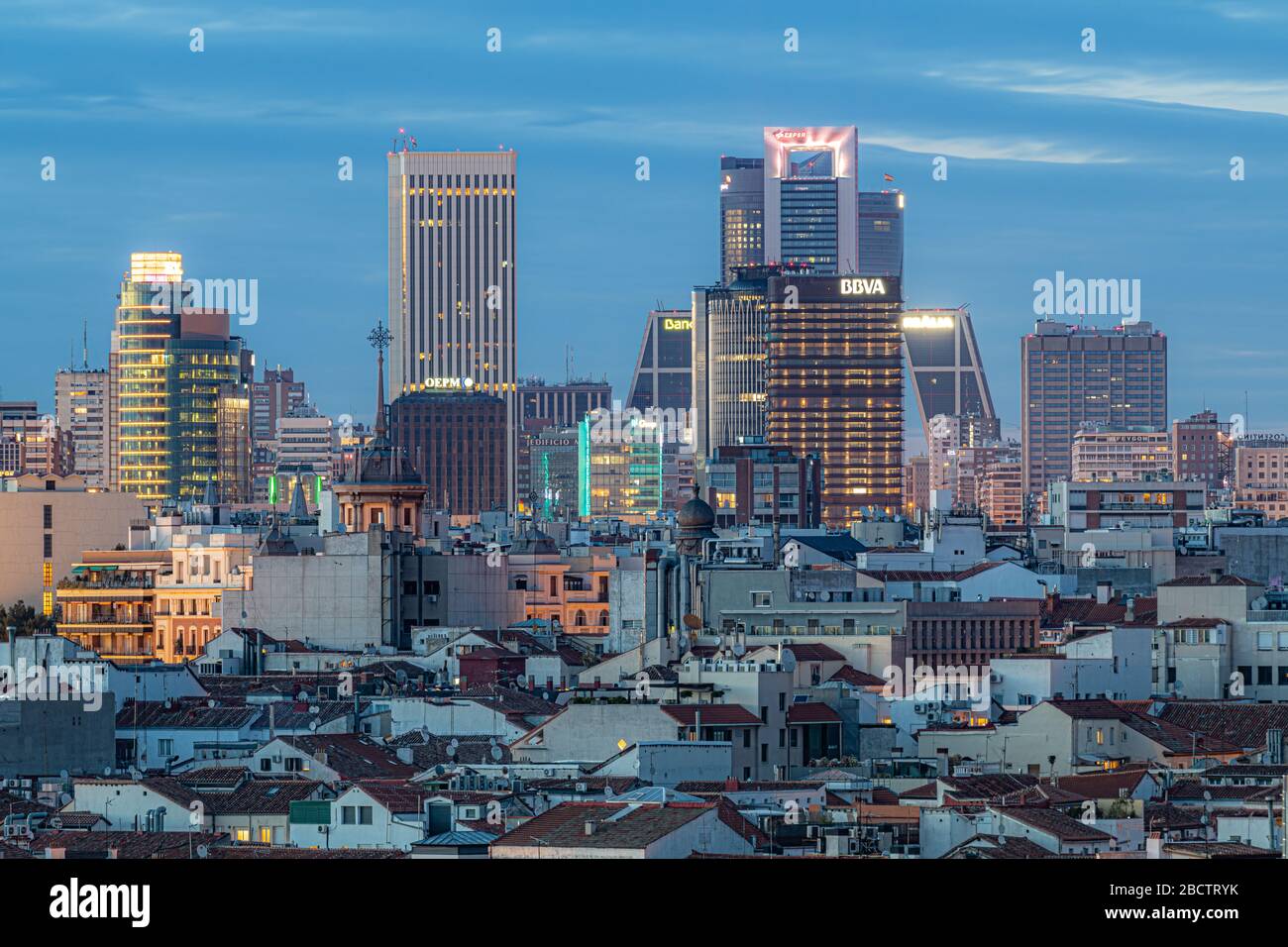 MADRID, SPAGNA - 13 APRILE 2019: Skyline del quartiere finanziario di Madrid, circondato dall'abitazione della città durante il tramonto, possiamo apprezzare il cont Foto Stock