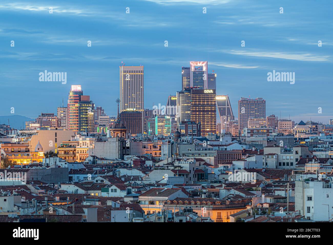 MADRID, SPAGNA - 13 APRILE 2019: Skyline del quartiere finanziario di Madrid, circondato dall'abitazione della città durante il tramonto, possiamo apprezzare il cont Foto Stock