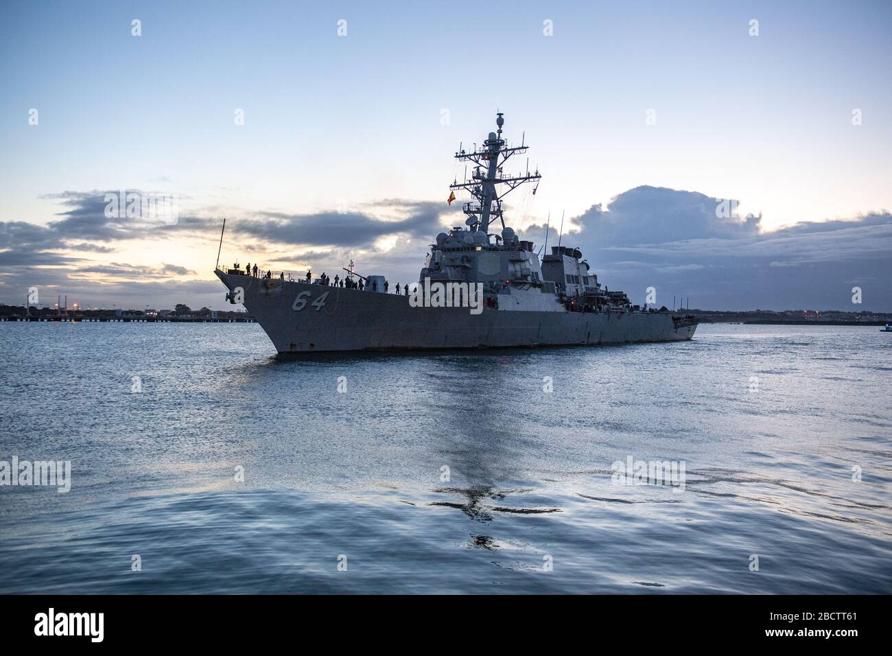 Un cacciatorpediniere USS Carney, classe US Navy Arleigh Burke, torna al porto di casa dopo un dispiegamento programmato il 31 marzo 2020 a Rota, Spagna. Foto Stock