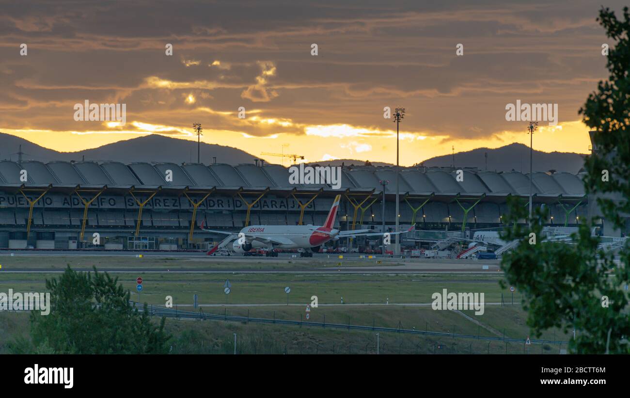 MADRID, SPAGNA - 17 MAGGIO 2019: Aerei di diverse compagnie aeree nel terminal T4 dell'aeroporto internazionale Adolfo Suarez Madrid-Barajas, a su Foto Stock