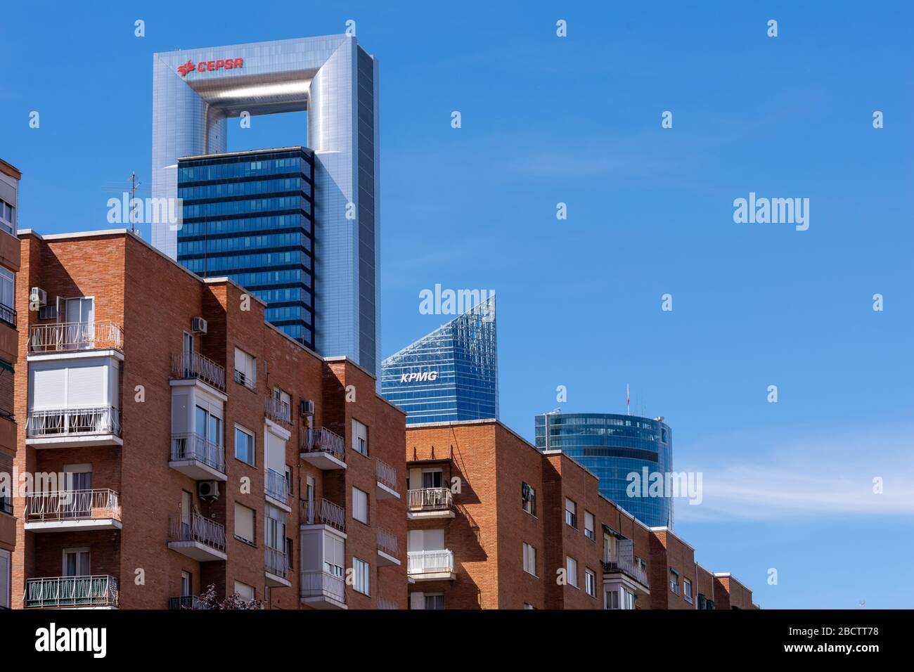 MADRID, SPAGNA - 12 MAGGIO 2019: Contrasto tra le moderne torri del quartiere finanziario di Madrid e i vecchi edifici residenziali circostanti. Foto Stock