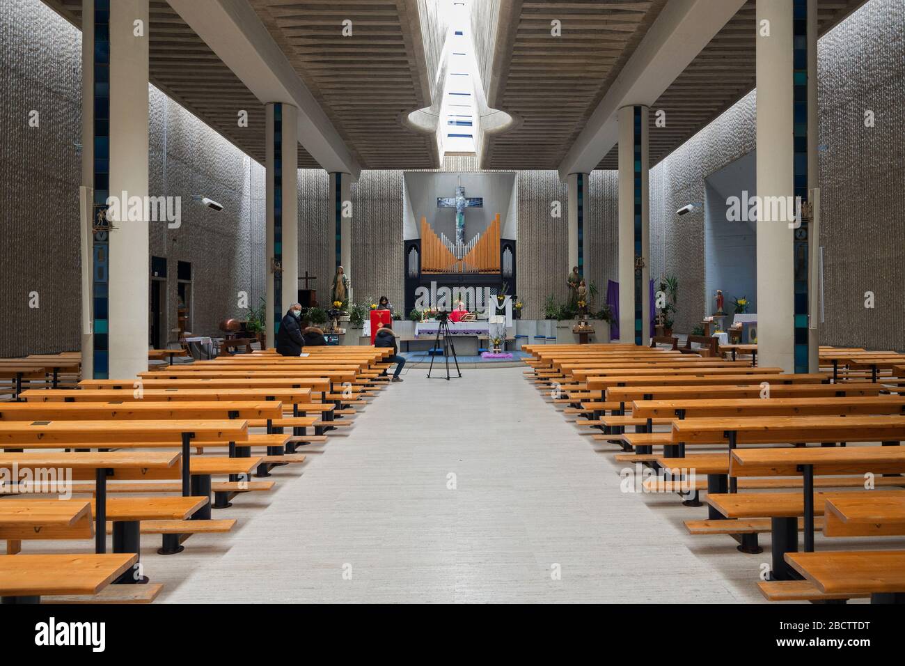 Campobasso,Regione Molise,Italia:la Chiesa di San Giuseppe a Campobasso senza fedeli durante la messa celebrata la Domenica delle Palme. Foto Stock