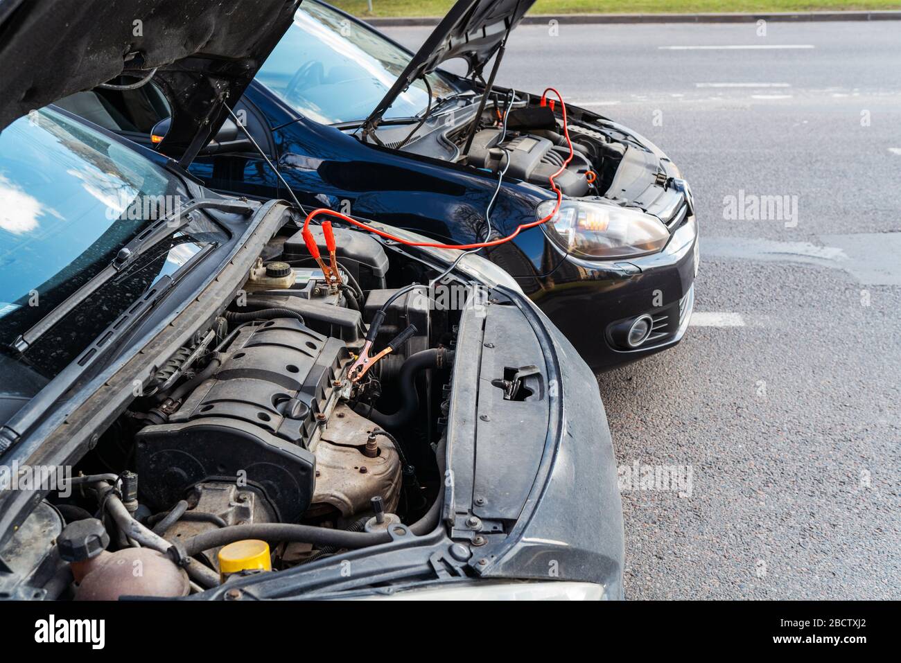 Cavi di collegamento sulla batteria a bassa potenza dell'auto. Tentativo di  avviamento della vettura rotto. Messa a fuoco selettiva Foto stock - Alamy