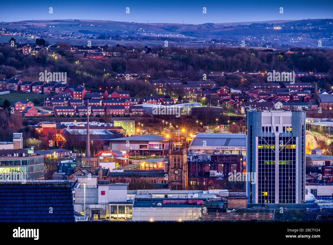 Vista del centro cittadino di Blackburn di notte con il Municipio di Blackburn e la Cattedrale di Blackburn Foto Stock