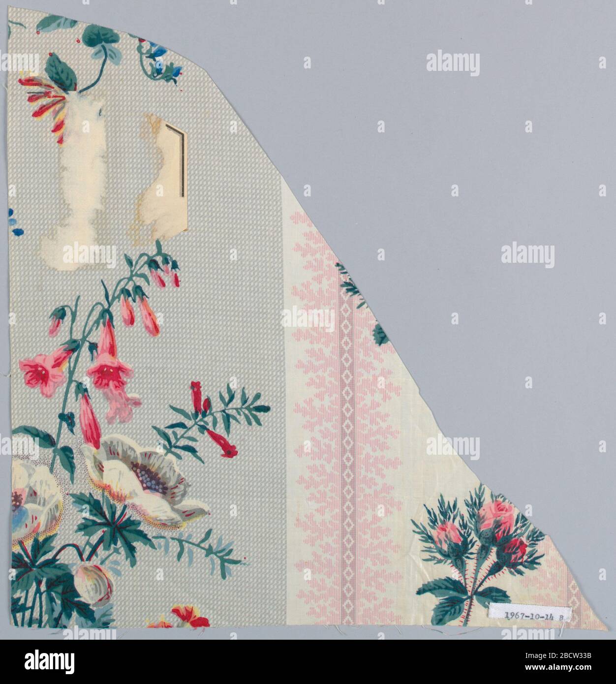 Tessile. Ricerca in ProgressGroup avente lo stesso terreno, stampato a rullo, di un'ampia striscia grigia formata da punti bianchi minuti alternati a strisce bianche bordate con motivi di fogliame fantasia. Diversi motivi floreali stampati su questo terreno, probabilmente per blocco. Tessile Foto Stock