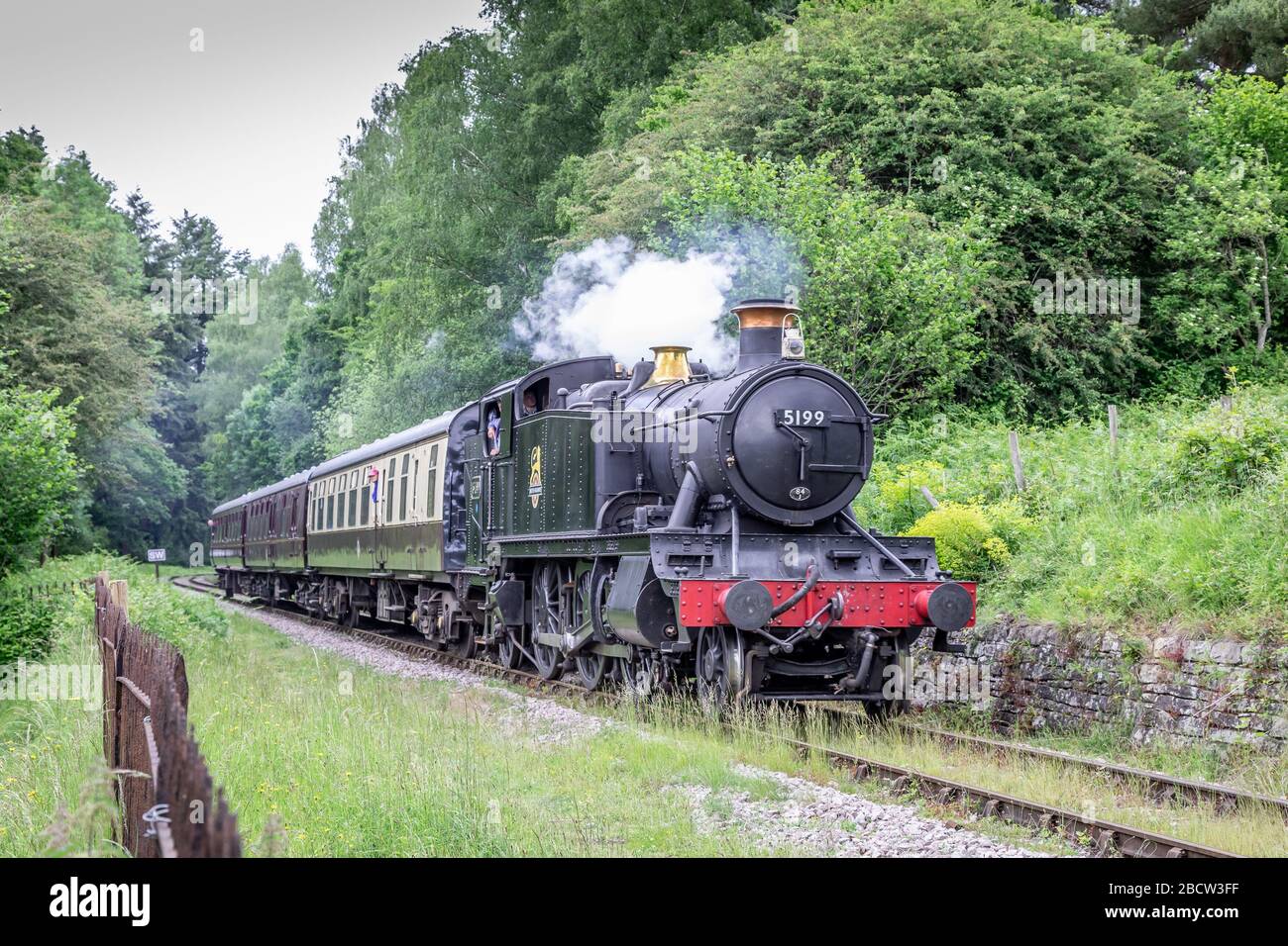 BR '5101' classe 2-6-2T No. 5199 passa vicino a Whitecroft sulla ferrovia della foresta di Dean durante il Gala 'Royal Forest of Steam' - 8 Giugno 2019 Foto Stock
