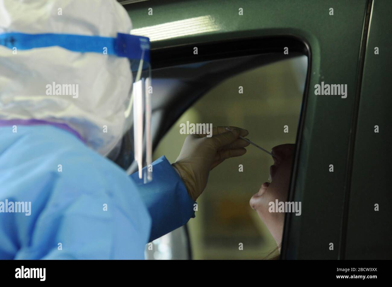 Illinois National Guard Medical staff tampona un paziente per COVID-19, coronavirus screening presso un centro di test drive up del 24 marzo 2020 a Chicago, Illinois. Foto Stock