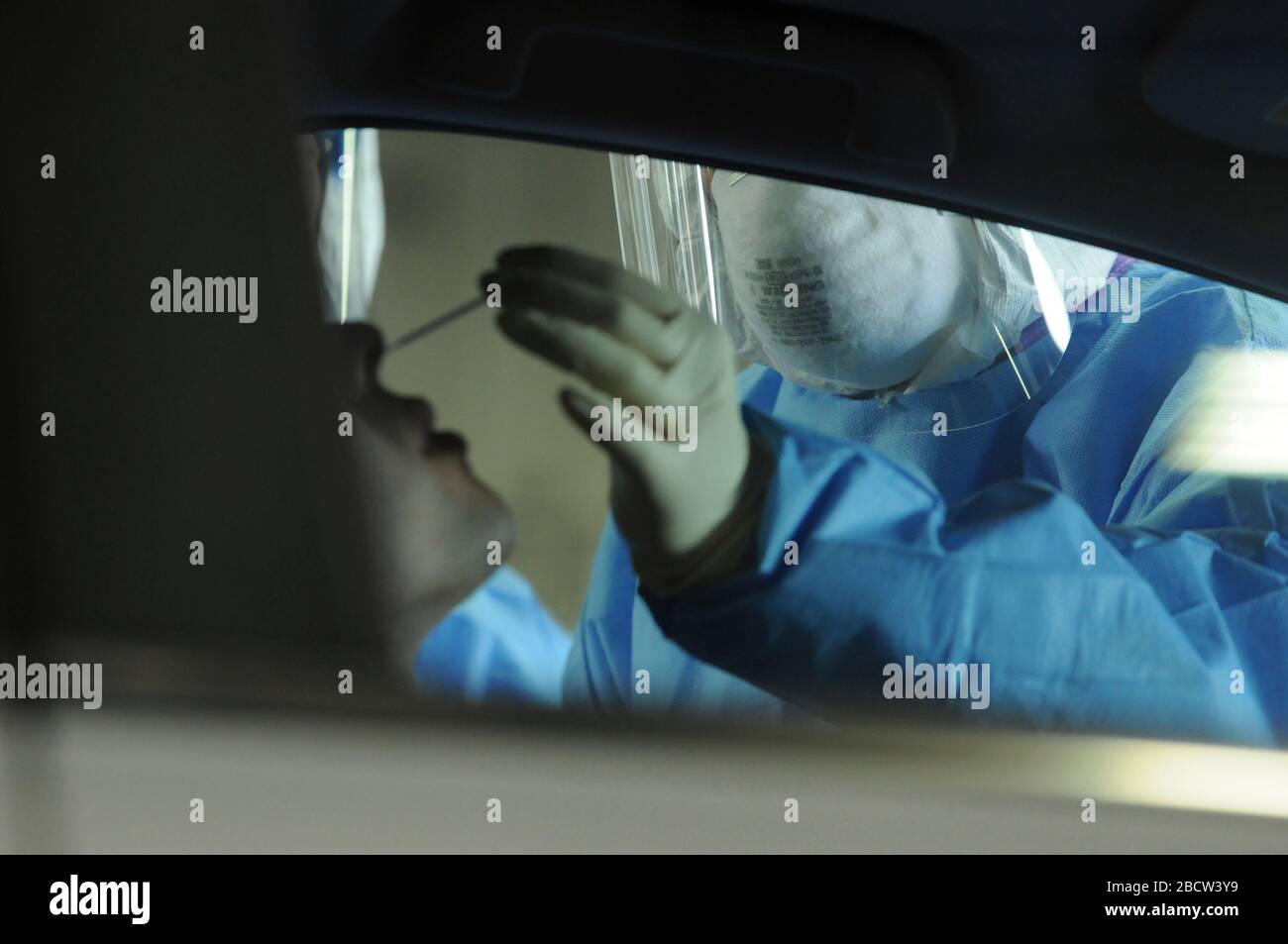 Illinois National Guard Medical staff tampona un paziente per COVID-19, coronavirus screening presso un centro di test drive up del 24 marzo 2020 a Chicago, Illinois. Foto Stock