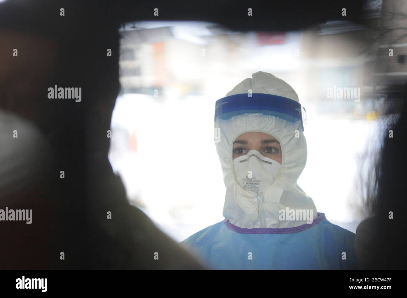 Il personale medico della Guardia Nazionale dell'Illinois attende di testare i pazienti per il COVID-19, lo screening del coronavirus presso un centro di test drive-up del 24 marzo 2020 a Chicago, Illinois. Foto Stock