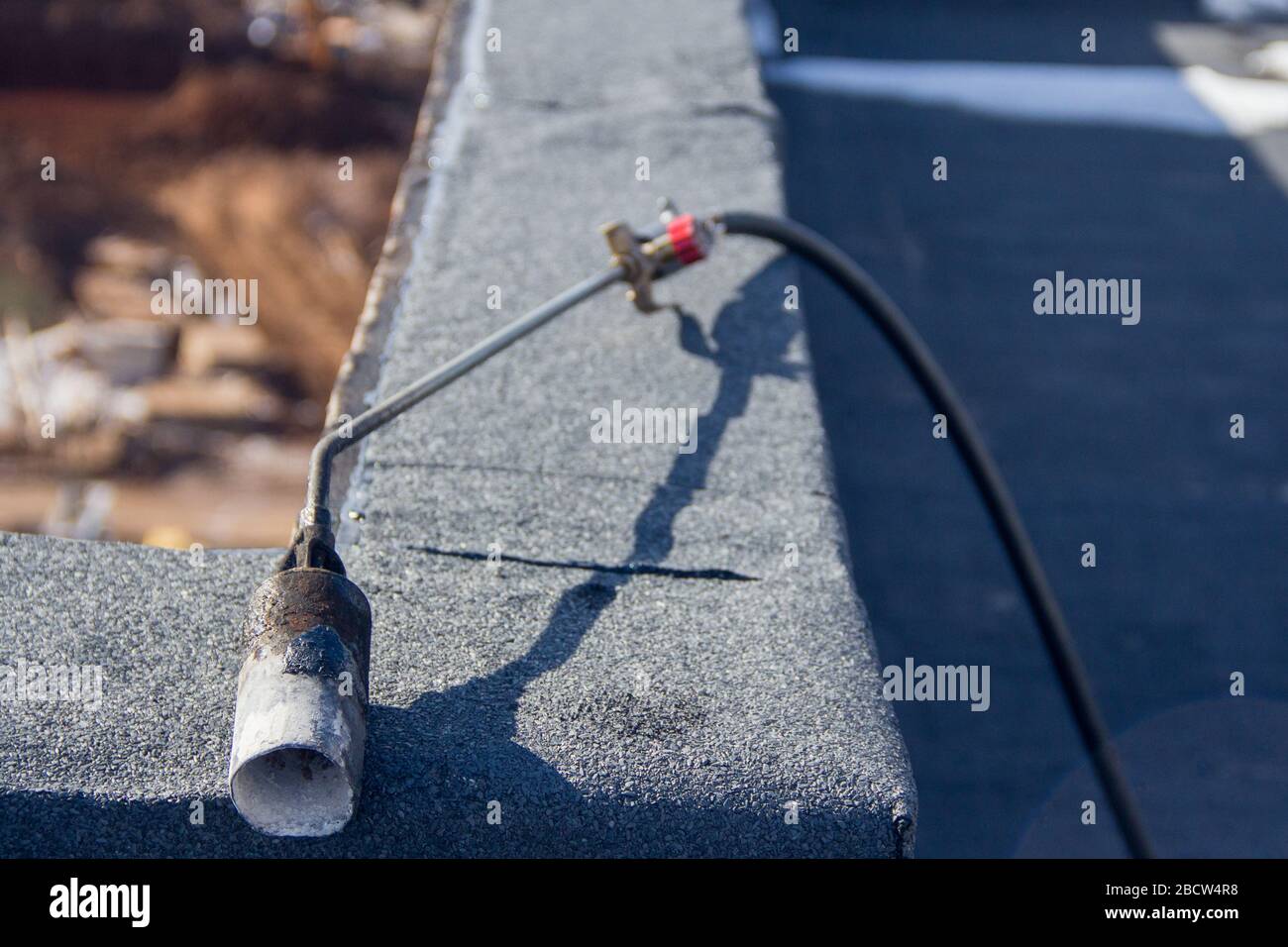 Bruciatore manuale a gas per isolamento termico per riparazioni di tetti edili Foto Stock