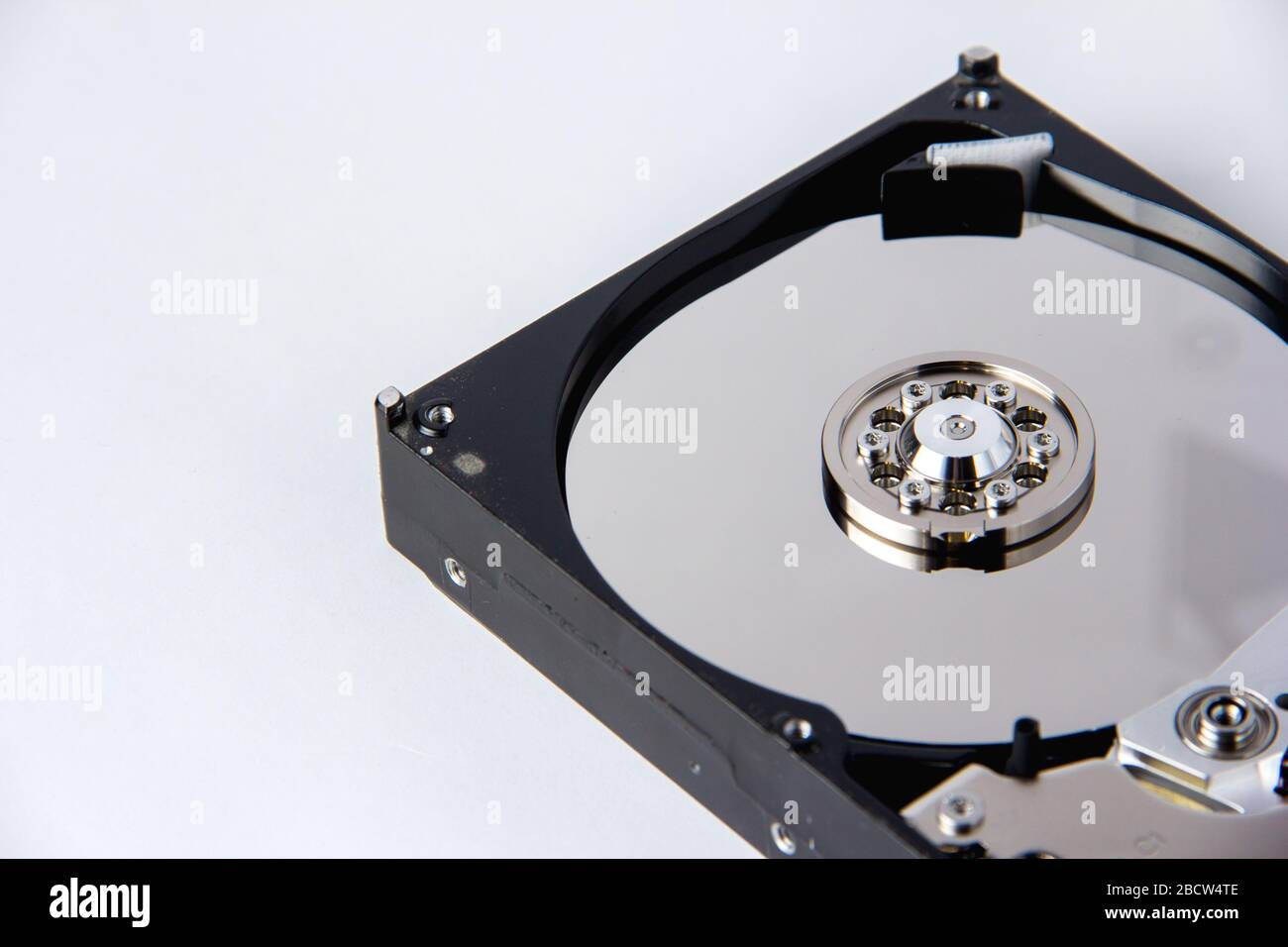 Disco rigido del computer aperto su sfondo bianco. Memorizzazione dei dati. Dispositivo computer Foto Stock