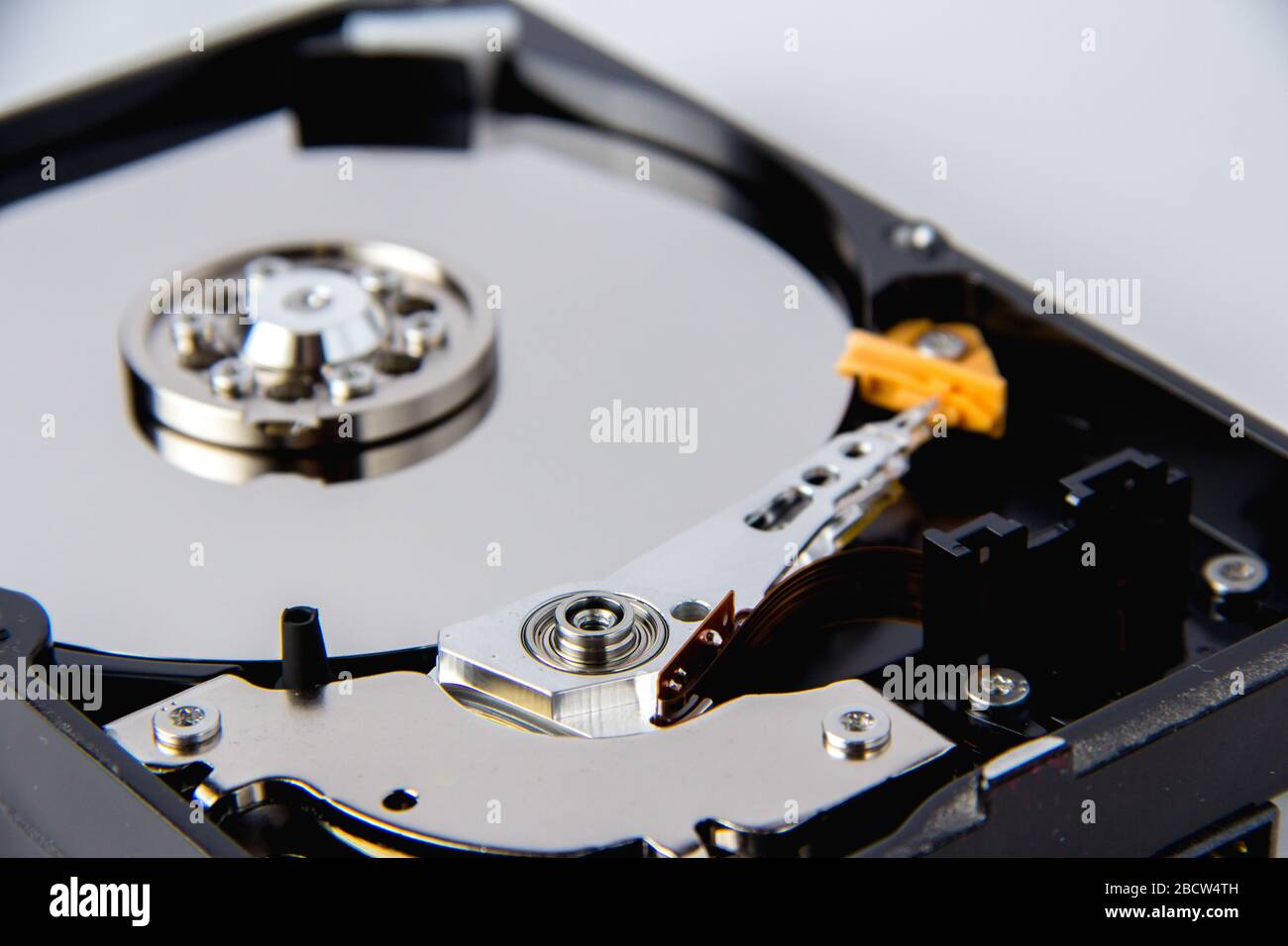 Disco rigido del computer aperto su sfondo bianco. Memorizzazione dei dati. Dispositivo computer Foto Stock