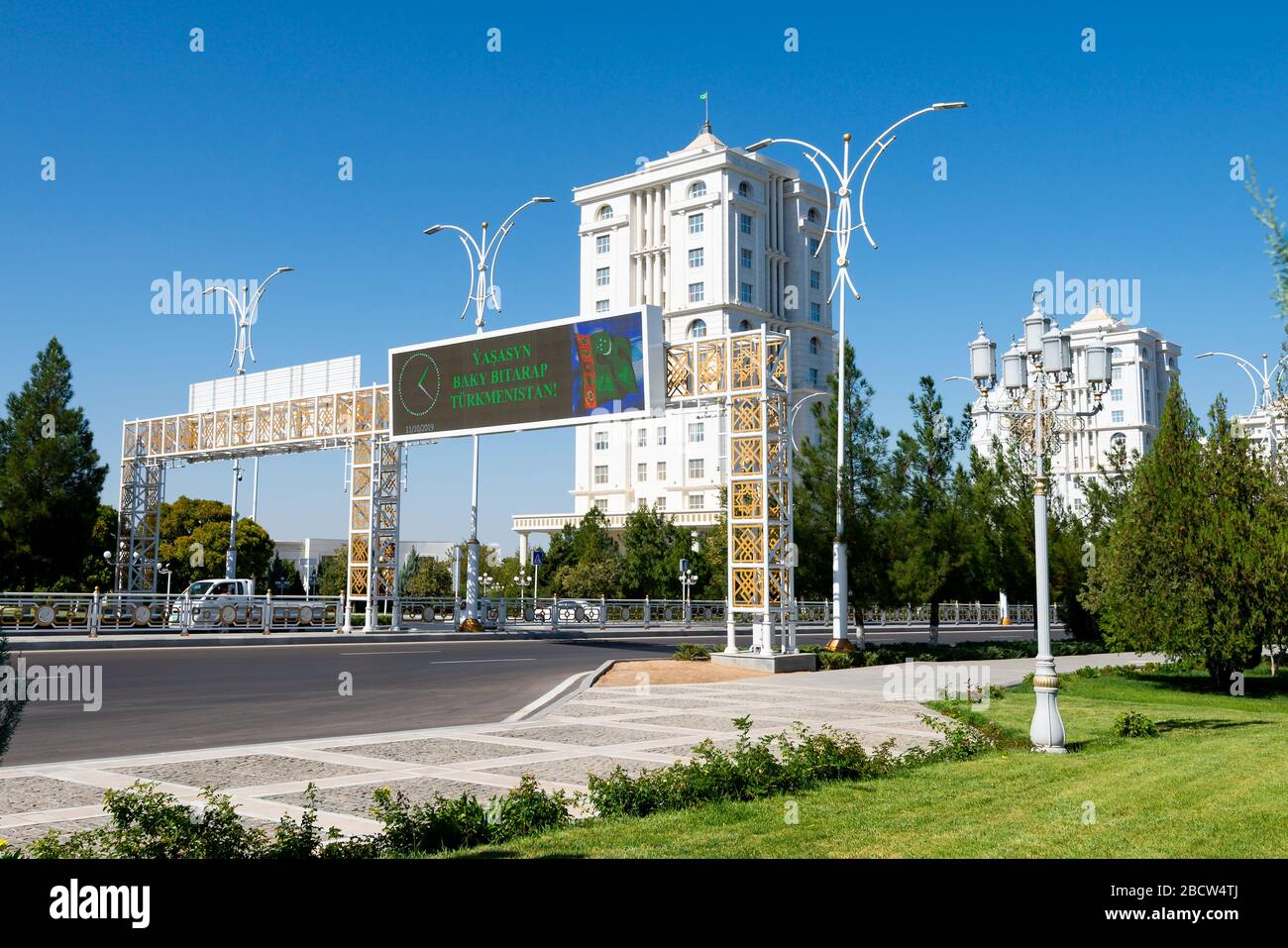 Segnaletica stradale e lampioni ornati ad Ashgabat, Turkmenistan. Decorazioni in oro in un'area di lusso con edifici in marmo bianco nell'Asia centrale. Foto Stock