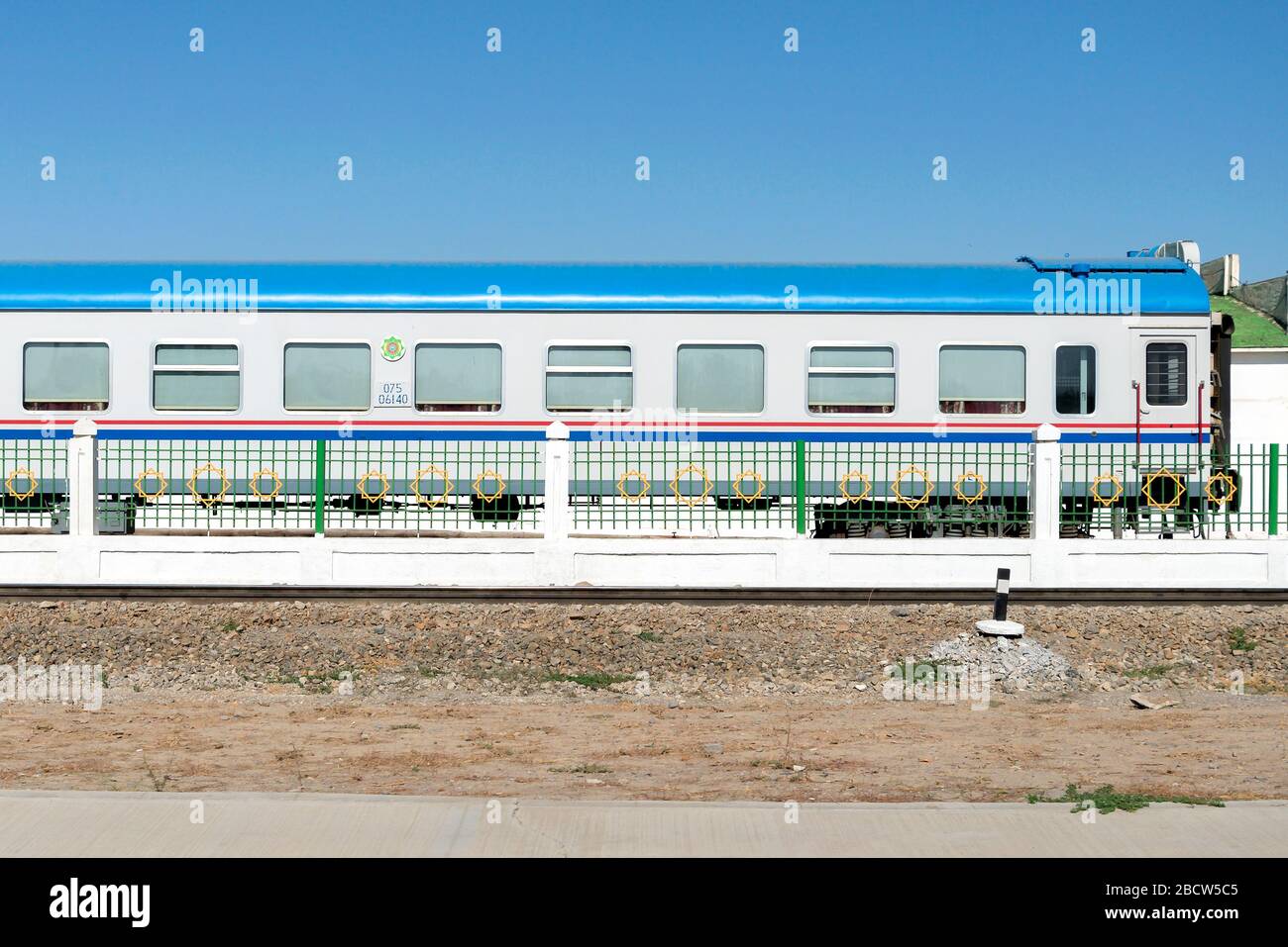 I vecchi passeggeri trenano vagone vicino alla stazione centrale di Ashgabat, Turkmenistan di proprietà delle Ferrovie turkmen. Foto Stock