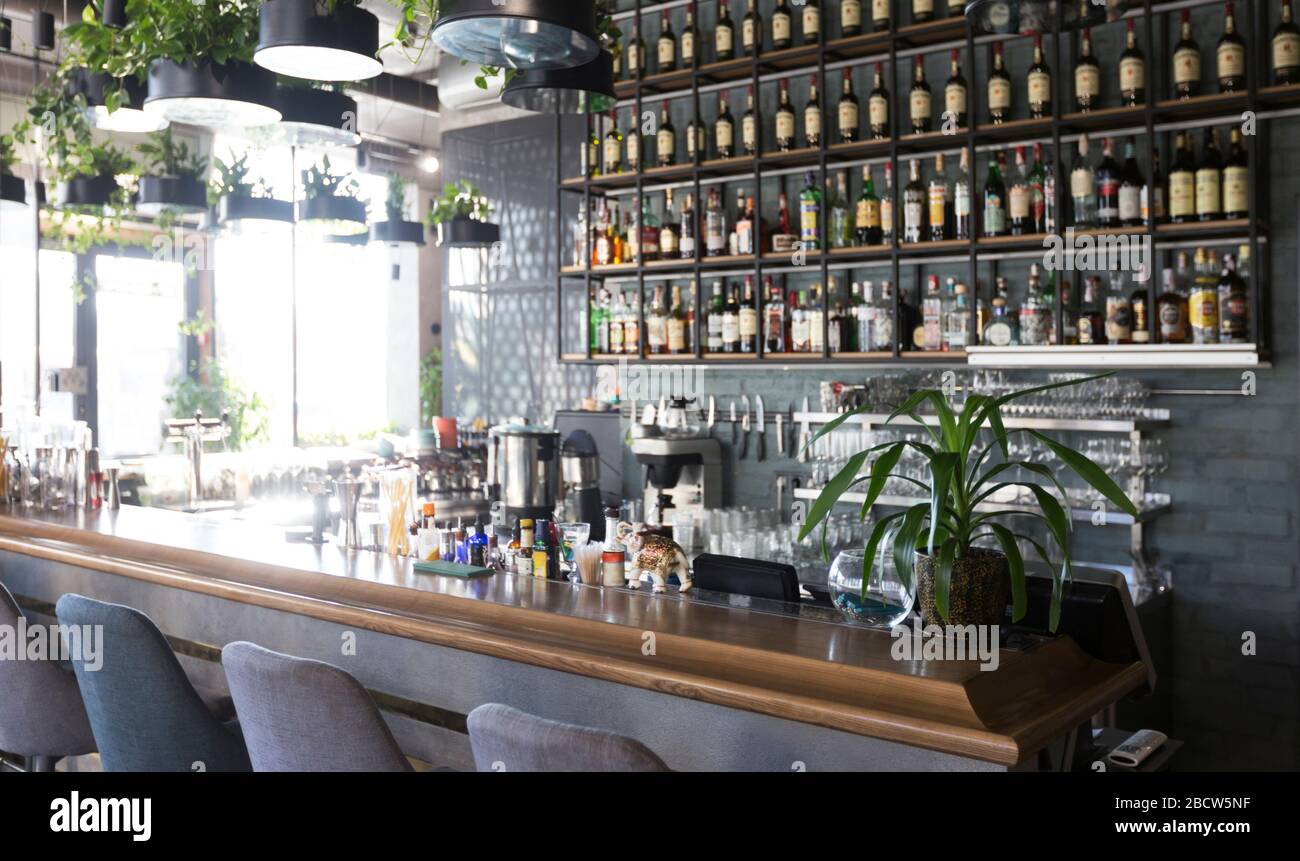 Interno di un moderno ristorante urbano con bancone bar Foto Stock