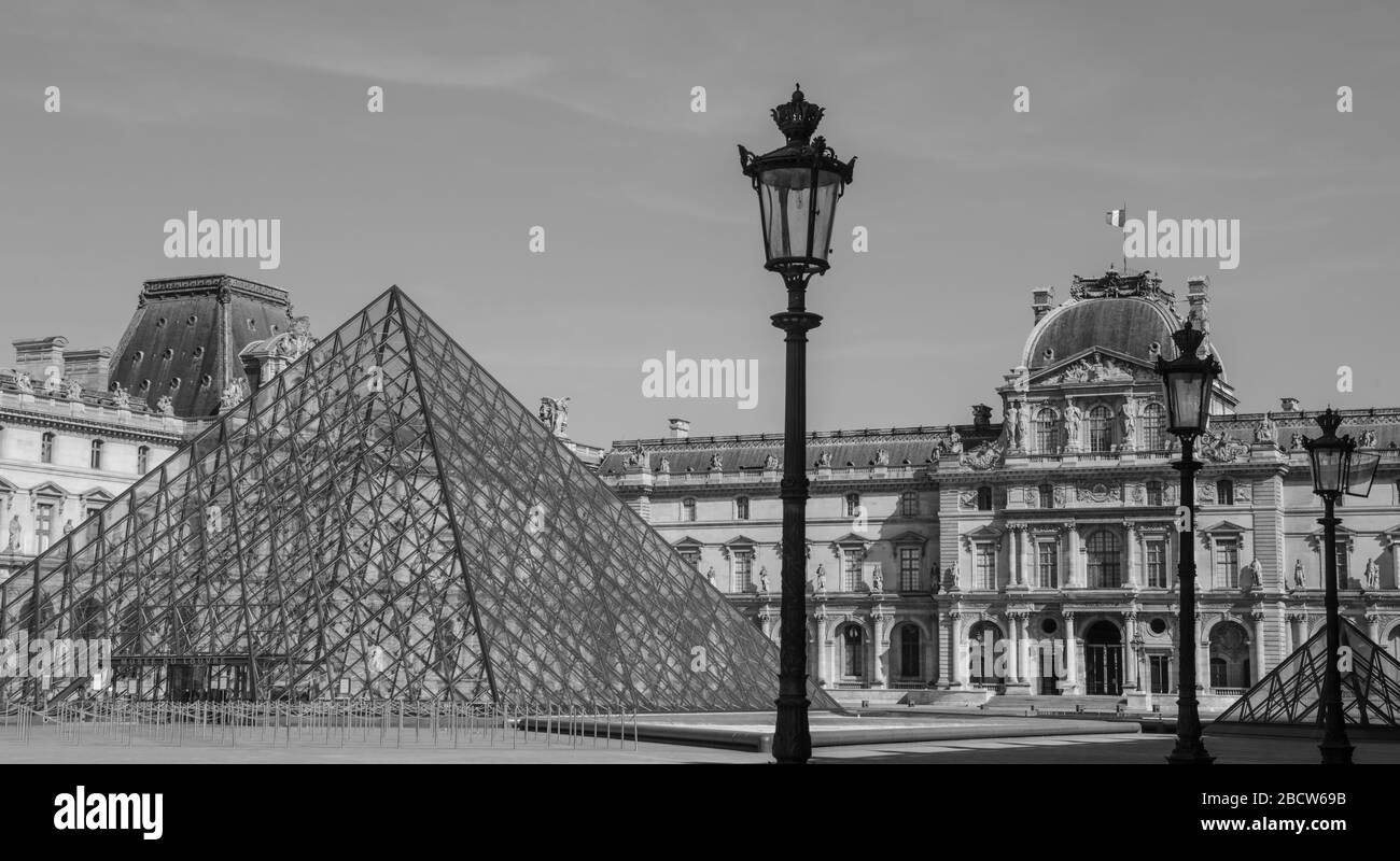 PARIGI LOCKDOWN: UNA DOMENICA SOLEGGIATA INTORNO A LE LOUVRE Foto Stock