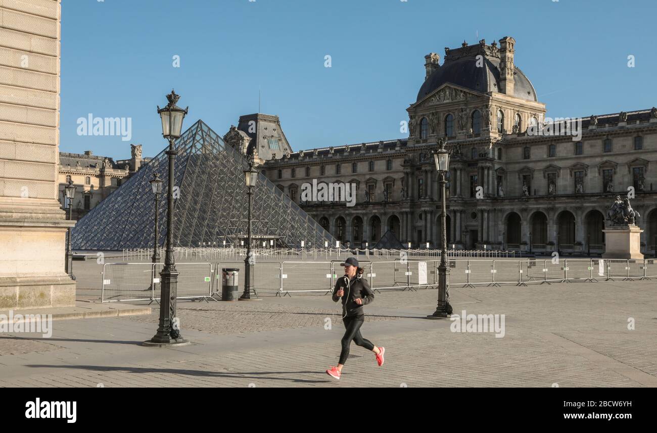 PARIGI LOCKDOWN: UNA DOMENICA SOLEGGIATA INTORNO A LE LOUVRE Foto Stock