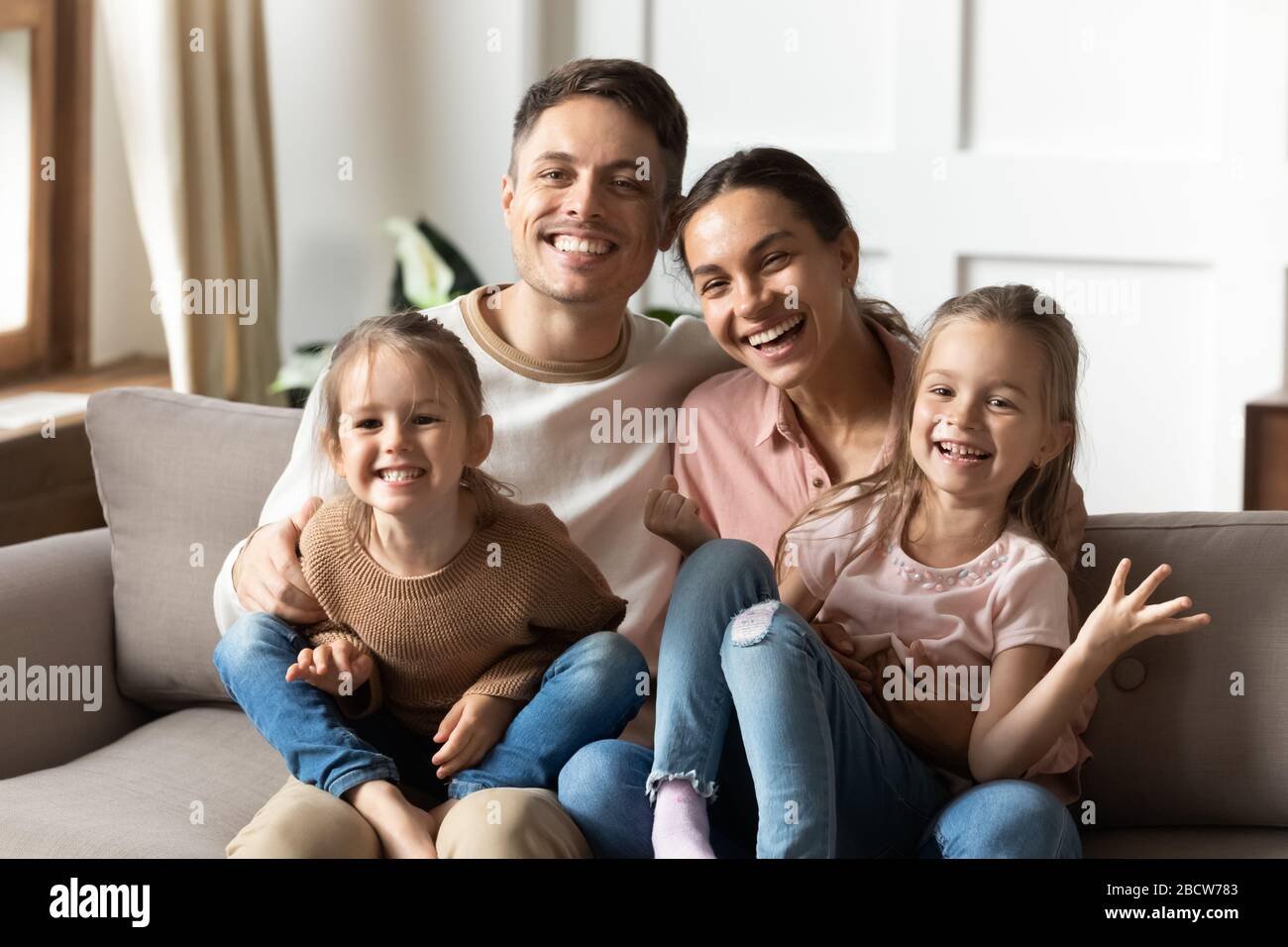 Famiglia felice che posa per foto o la registrazione di video divertenti. Foto Stock