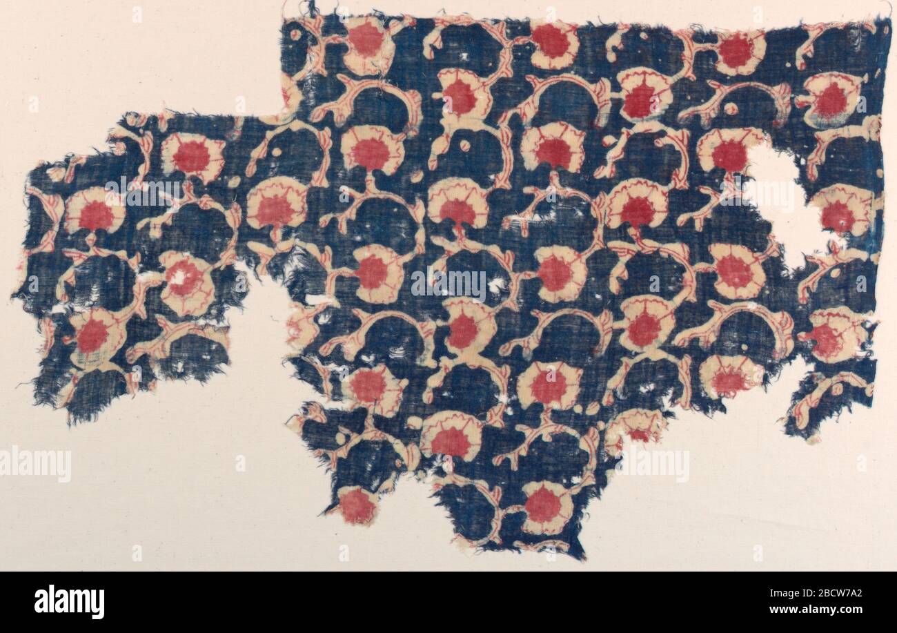 Frammento. Ricerca in ProgressFragment di tessuto piano di cotone filato stretto, senza fili con tutto il modello di steli a scorrimento molto semplice, teste di fiori simile a garofano riservato su fondo blu terra, con accenti e dettagli dipinti in rosso. Frammento Foto Stock