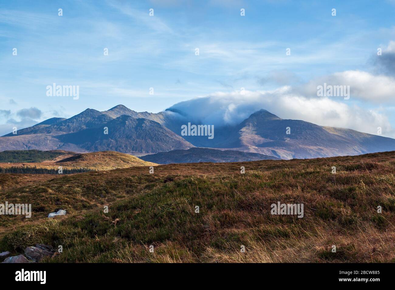 Guardando a sud-est verso COM Lothair Horseshoe con Carrauntoohil coperto in nuvola Foto Stock