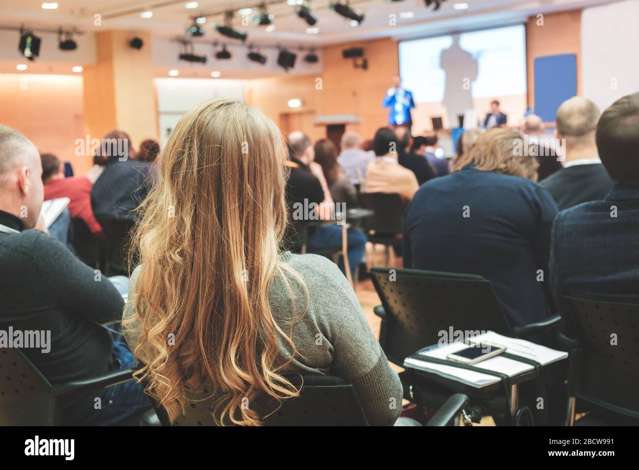 Donna d'affari e persone in ascolto sulla conferenza. L'immagine orizzontale Foto Stock