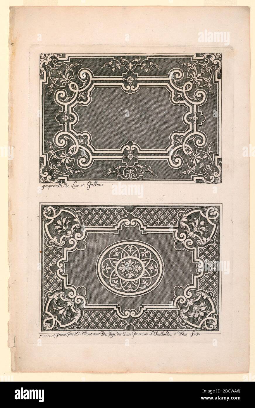 Stampa. Ricerca in ProgressAbove, un pannello decorato con una cornice curva e rinceaux; sotto, un pannello decorato con un roundel centrale e cornice curva; angoli composti di fiori. Stampa Foto Stock