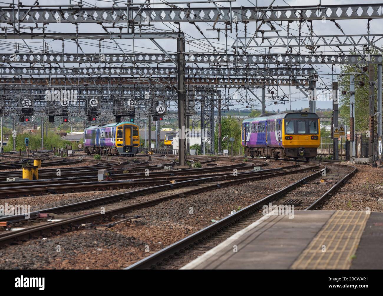 Treni Northern di classe 158 sprinter e di classe 142 pacer all'estremità ovest della stazione di Leeds Foto Stock
