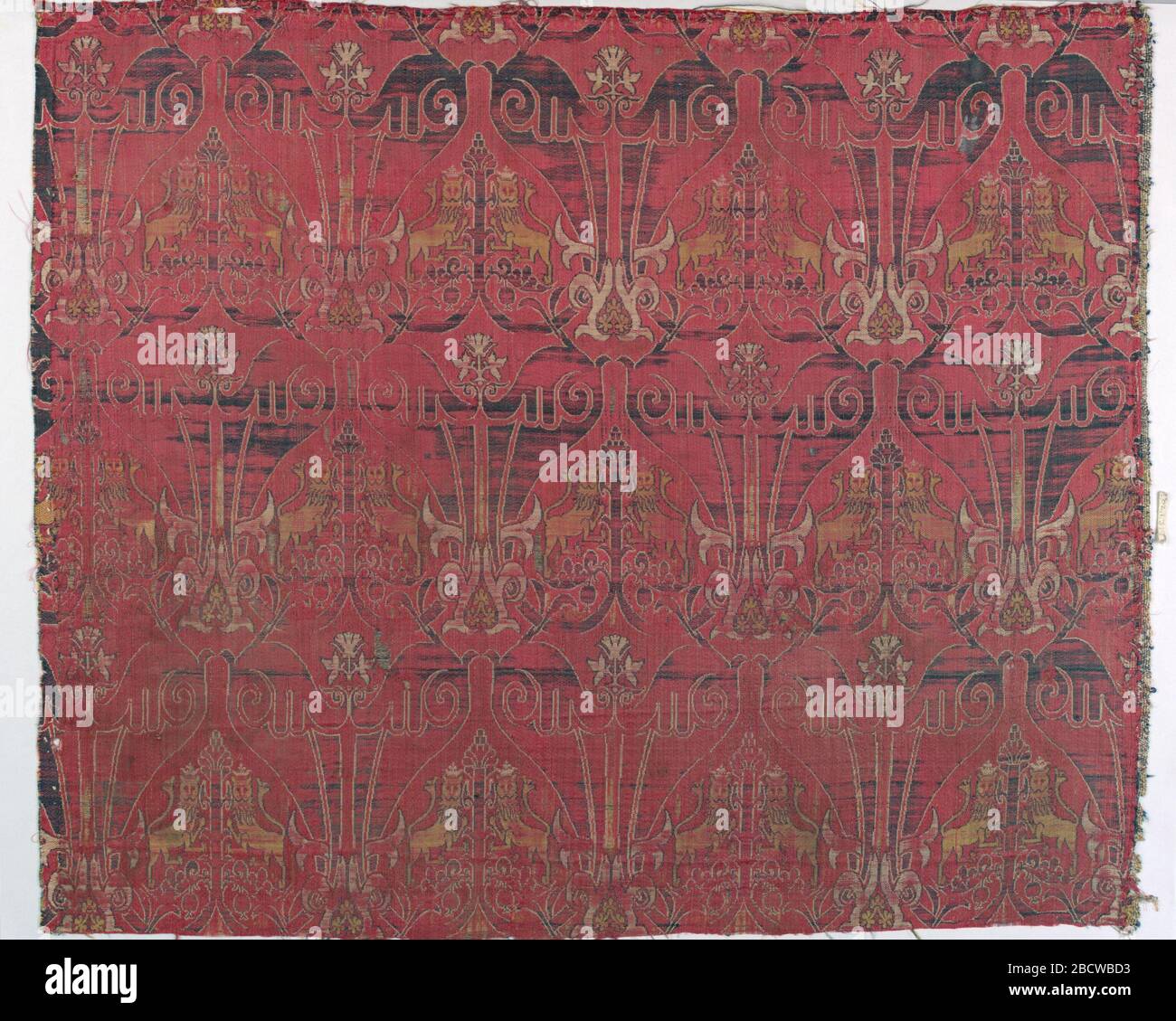 Frammento. Ricerca in ProgressPared leoni affronati all'interno di tocchi di verde, giallo e bianco su rosso. Frammento Foto Stock