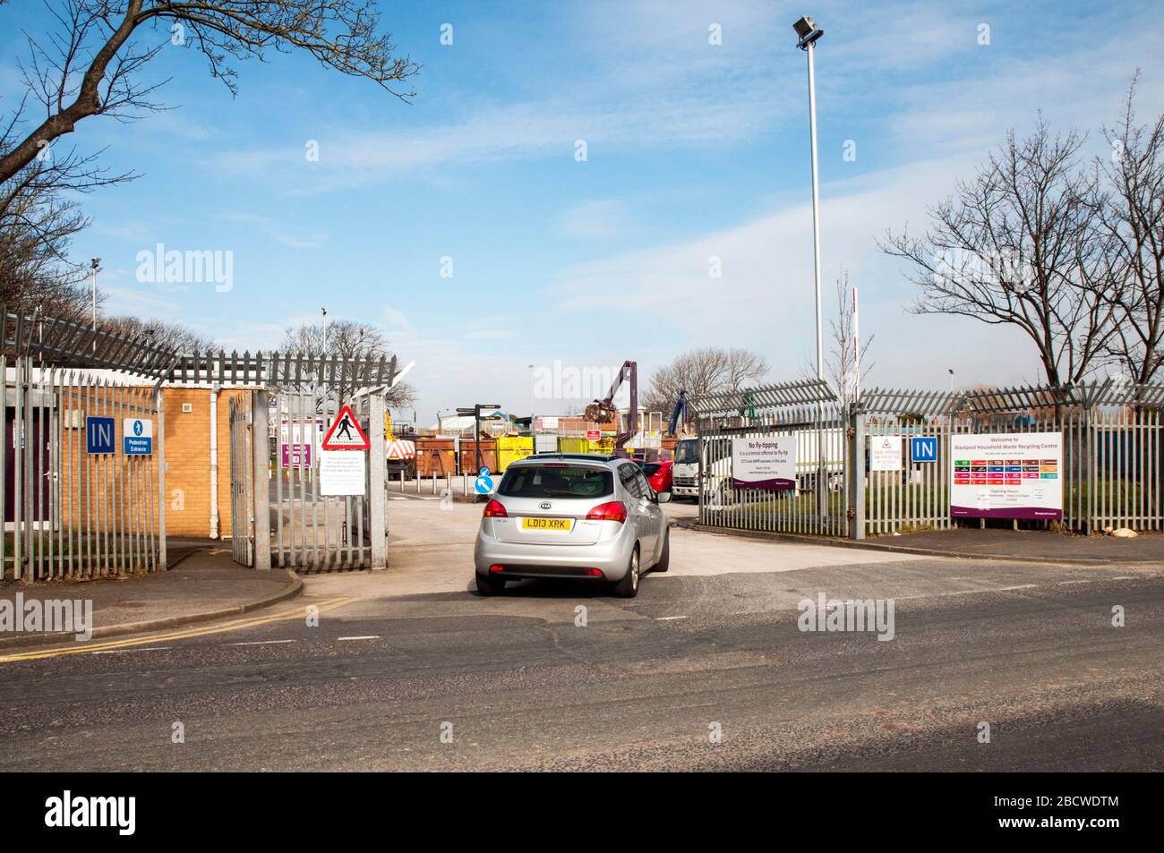 Silver auto entrare nel Blackpool Household Waste Recycling Center. Aperto ai residenti di Blackpool per smaltire i rifiuti sei giorni alla settimana da venerdì a mercoledì Foto Stock