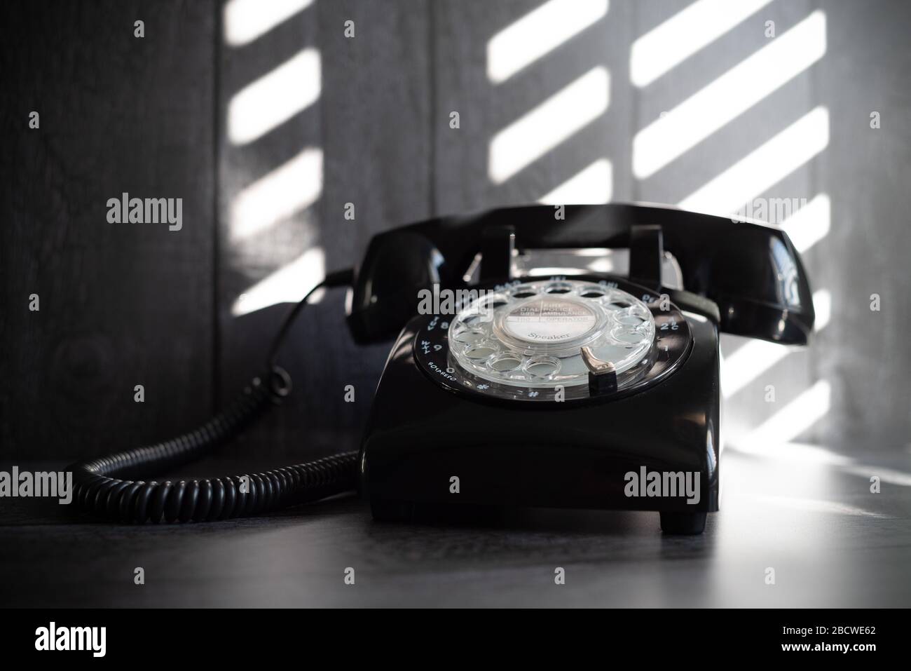 Telefono nero retrò con ombra grafica astratta - la vita ferma Foto Stock