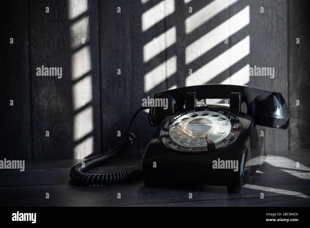 Telefono nero retrò con ombra grafica astratta - la vita ferma Foto Stock