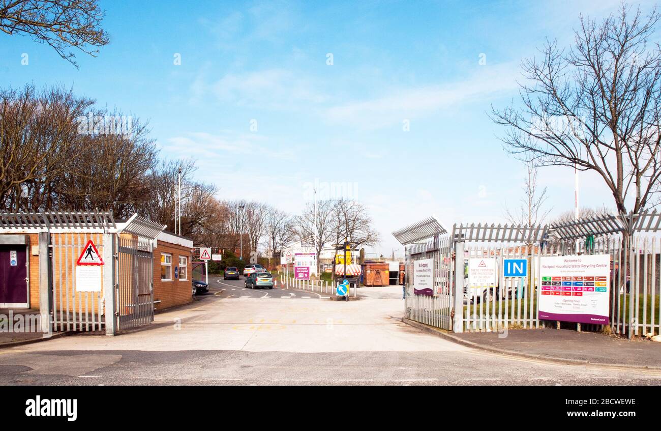 Le auto sono in coda al Blackpool Household Waste Recycling Centre. Aperto ai residenti di Blackpool per smaltire i rifiuti sei giorni alla settimana da venerdì a mercoledì Foto Stock