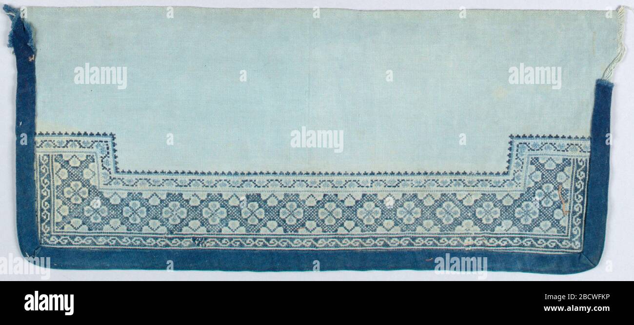 Fascetta a manicotto. Ricerca in ProgressSleeve fascia in cotone azzurro, ricamata in lana su un lato in motivo geometrico a scala ridotta, intrecciata da un motivo 'S' ripetuto. Bordato con cotone blu scuro su tre lati. Fascetta a manicotto Foto Stock